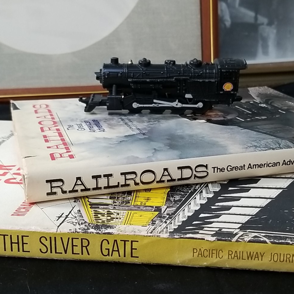 🚞COLLECTOR'S VINTAGE TRAIN BOOKS & TRAIN